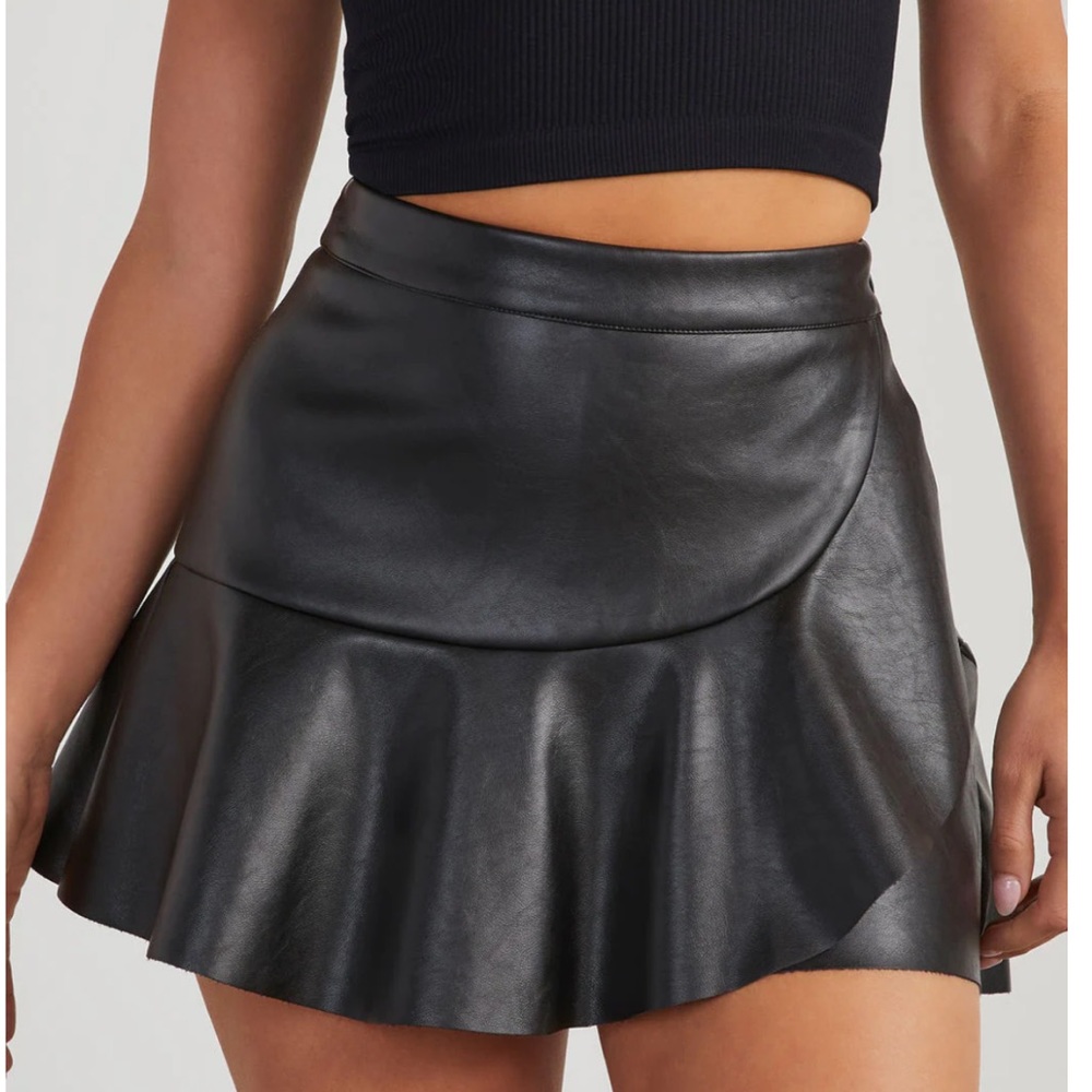 RUFFLE FAUX LEATHER MINI SKORT choco - Picture 14 of 15